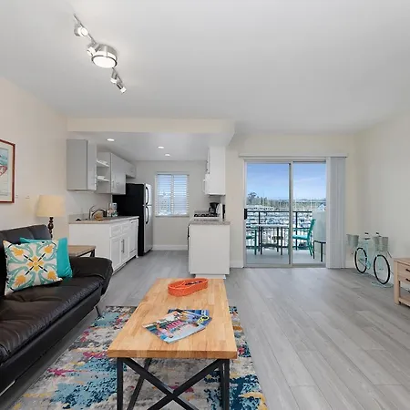 303B Perfect Location Beach Across The Street - Walk To Shops Dining - Harbor Views